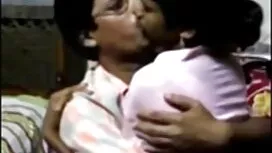 সারাহ ইয়ং ছোট বোনকে ...
