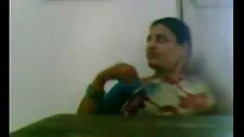 লাল চুলের, ছোট বোনকে ...